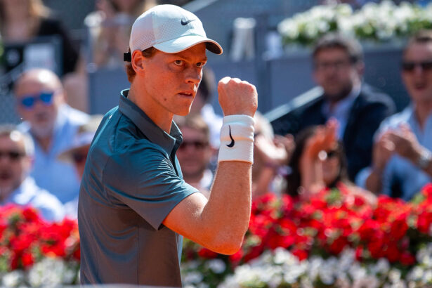 Jannik Sinner esulta al Masters 1000 di Madrid
