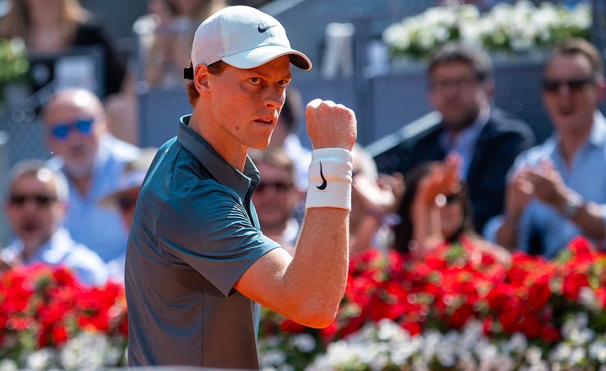 Jannik Sinner esulta al Masters 1000 di Madrid