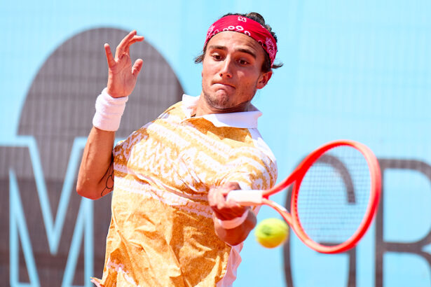 Mattia Bellucci colpisce il dritto al Masters 1000 di Madrid
