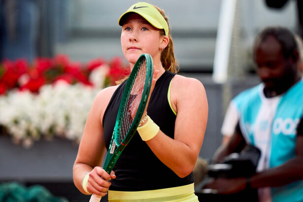 Mirra Andreeva ringrazia il pubblico a Madrid