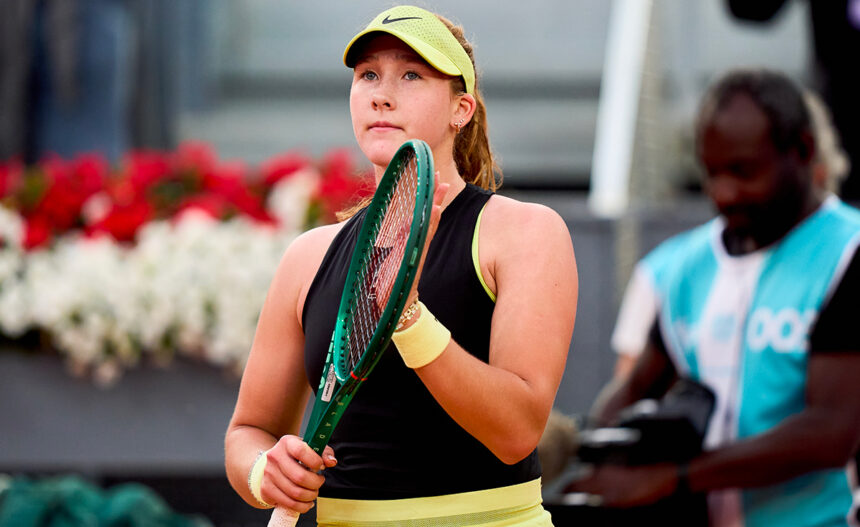 Mirra Andreeva ringrazia il pubblico a Madrid