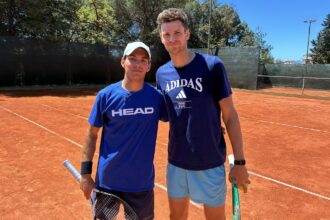 Nicola Porcu (sinistra) con Hubert Hurkacz, una delle stelle del Sardegna Open