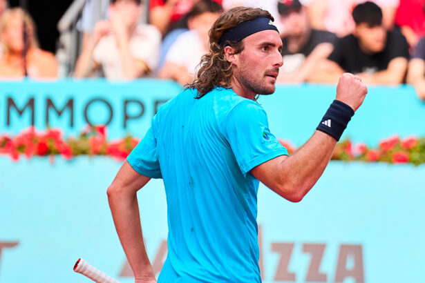 Stefanos Tsitsipas esulta dopo un punto al Masters 1000 di Madrid