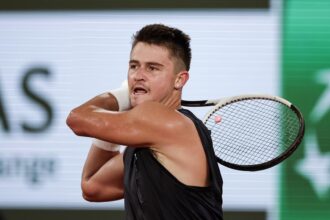 JJ Wolf con il rovescio al Roland Garros