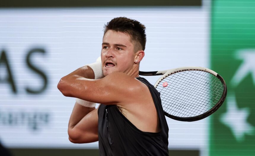 JJ Wolf con il rovescio al Roland Garros