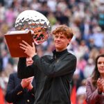 Jannik Sinner solleva il titolo a Montecarlo