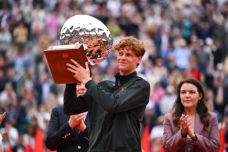 Jannik Sinner solleva il titolo a Montecarlo