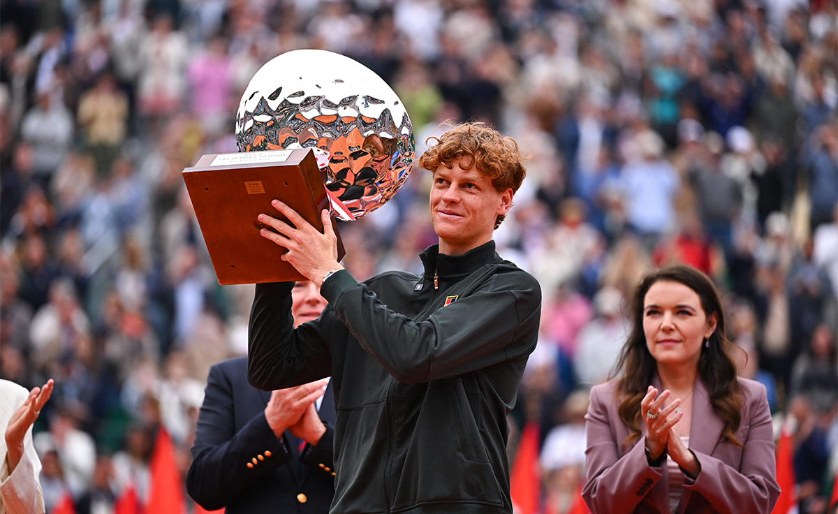 Jannik Sinner solleva il titolo a Montecarlo