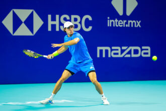 Adam Walton con il dritto all'ATP 500 di Acapulco