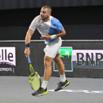Clement Tabur con il servizio all'ATP 250 di Metz