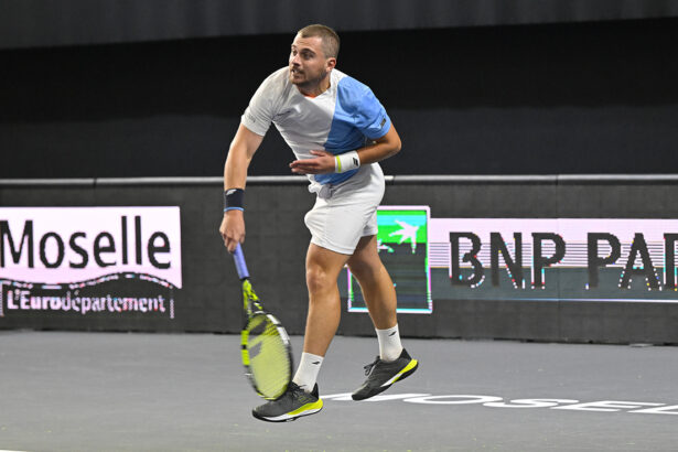 Clement Tabur con il servizio all'ATP 250 di Metz