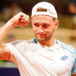 Gianluca Cadenasso mostra i muscoli dopo la vittoria