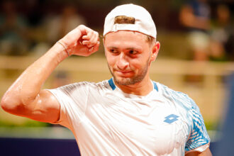 Gianluca Cadenasso mostra i muscoli dopo la vittoria