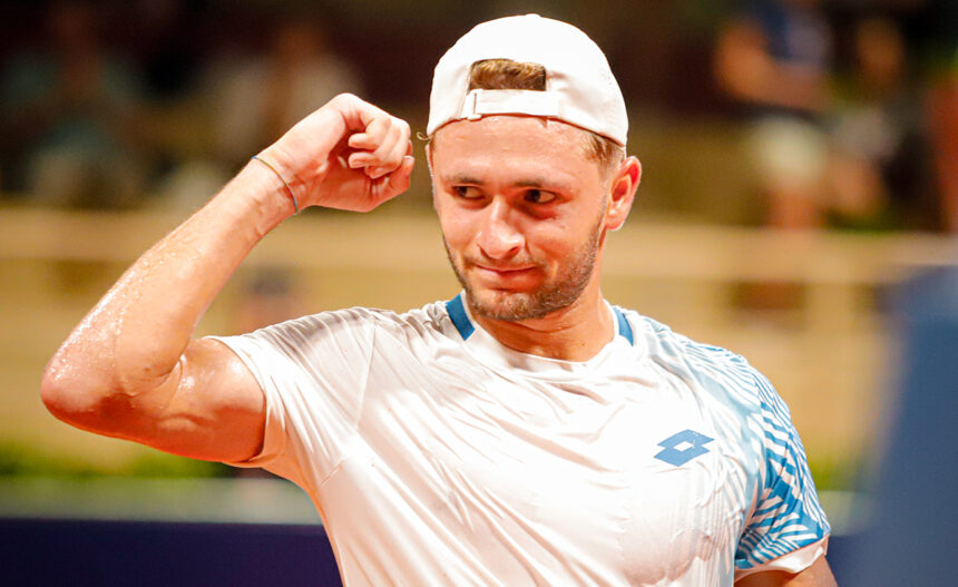 Gianluca Cadenasso mostra i muscoli dopo la vittoria
