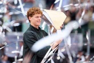 Jannik Sinner solleva il trofeo a Madrid