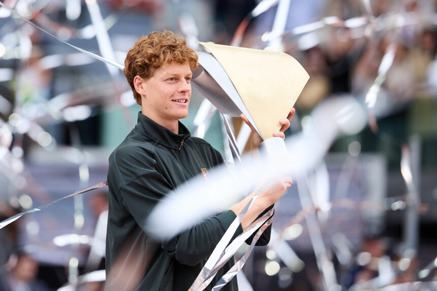 Jannik Sinner solleva il trofeo a Madrid