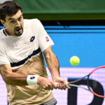 Sebastian Ofner in azione sul rovescio