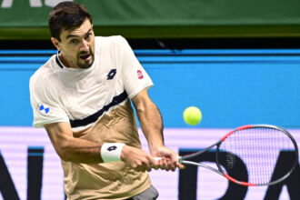Sebastian Ofner in azione sul rovescio