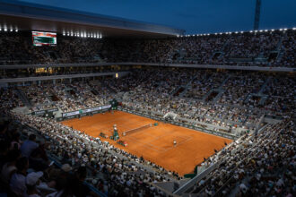Il Philippe Chatrier al Roland Garros 2025 durante la sessione notturna