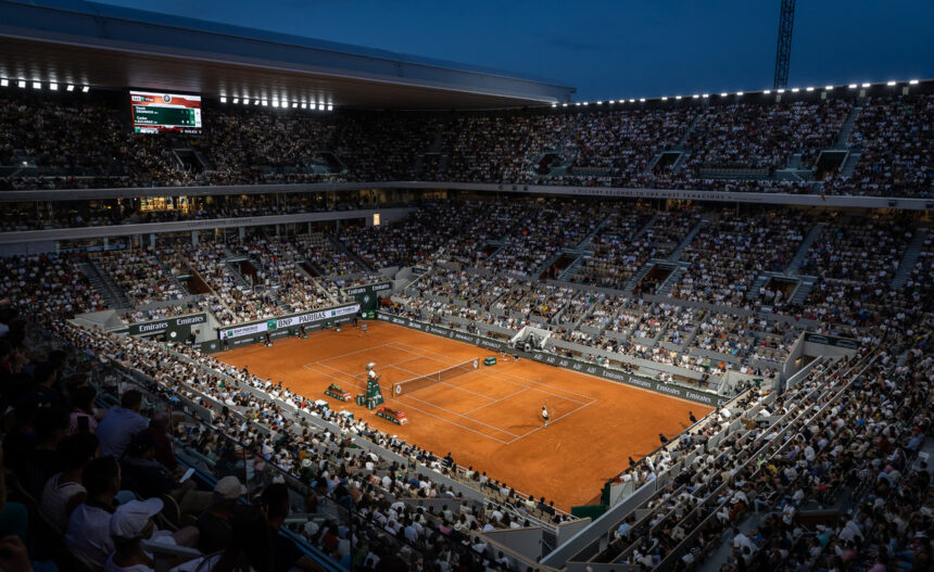 Il Philippe Chatrier al Roland Garros 2025 durante la sessione notturna