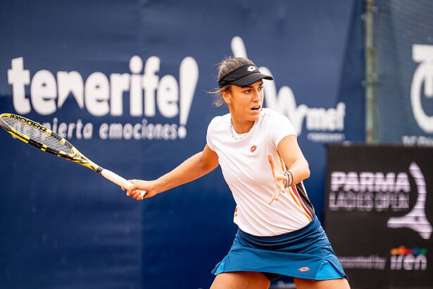Marta Lombardini in azione con il dritto