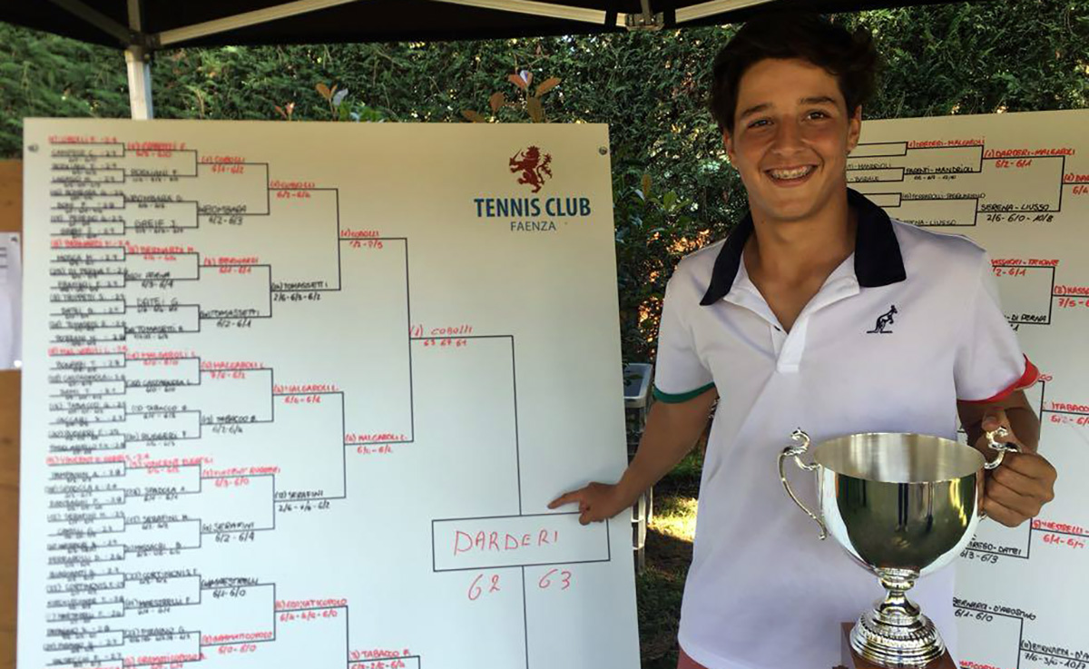 Luciano Darderi felice dopo la vittoria di un torneo Junior