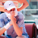 Jannik Sinner in difficoltà fisica al Roland Garros