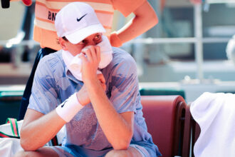 Jannik Sinner in difficoltà fisica al Roland Garros