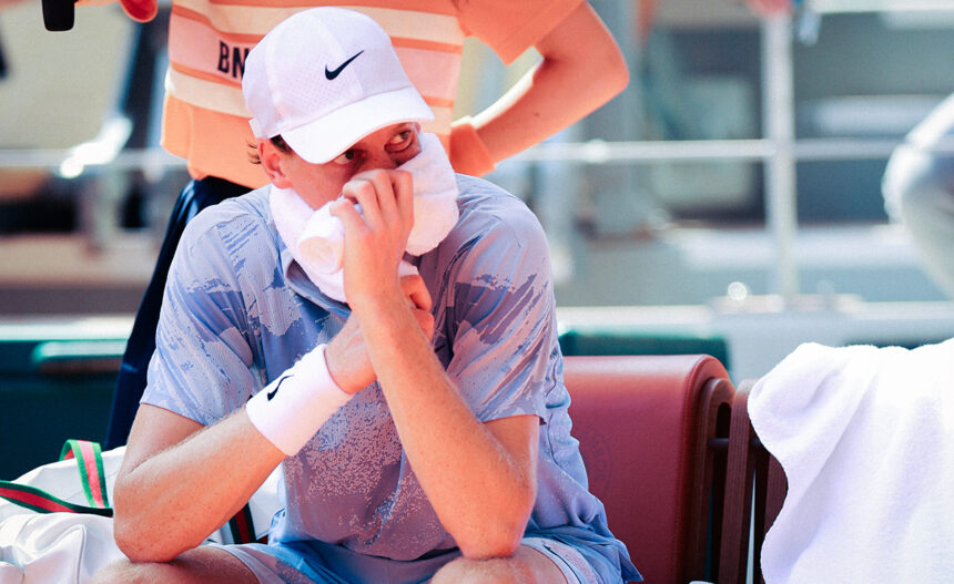 Jannik Sinner in difficoltà fisica al Roland Garros