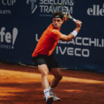 Marco Cecchinato in azione con il rovescio al Challenger di Perugia
