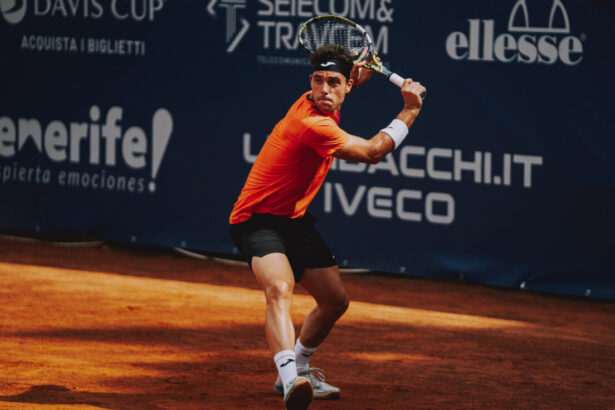 Marco Cecchinato in azione con il rovescio al Challenger di Perugia