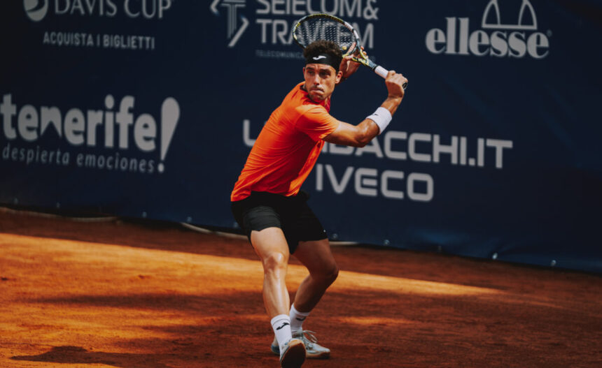 Marco Cecchinato in azione con il rovescio al Challenger di Perugia