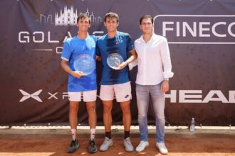 La premiazione della Golarsa Cup. Da sinistra, l'ucraino Kravchenko, il finalista Tabacco e il direttore del torneo Filippo Carpi - Foto Luigi Leonardi