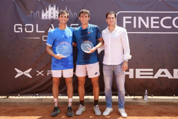 La premiazione della Golarsa Cup. Da sinistra, l'ucraino Kravchenko, il finalista Tabacco e il direttore del torneo Filippo Carpi - Foto Luigi Leonardi
