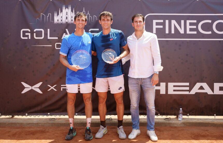 La premiazione della Golarsa Cup. Da sinistra, l'ucraino Kravchenko, il finalista Tabacco e il direttore del torneo Filippo Carpi - Foto Luigi Leonardi