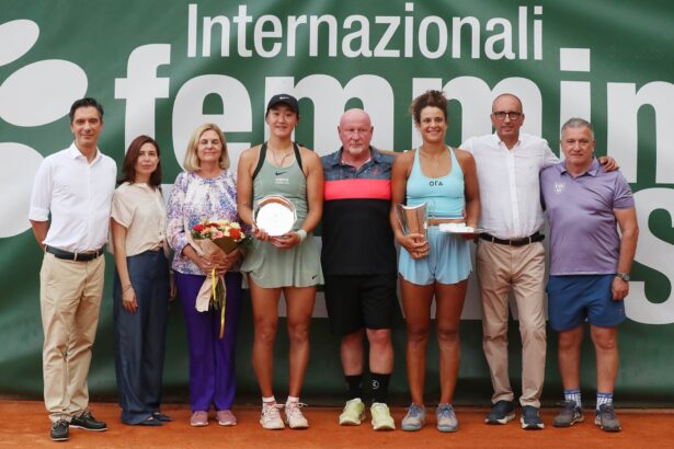La premiazione del singolare della 17esima edizione degli Internazionali femminili di tennis BCC Brescia (foto Felice Calabrò)