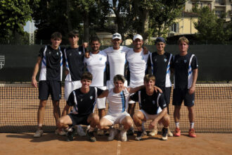 La formazione maschile del Tc Milano A. Bonacossa che ha conquistato la promozione in Serie B1 - Foto Fabio Taffurelli