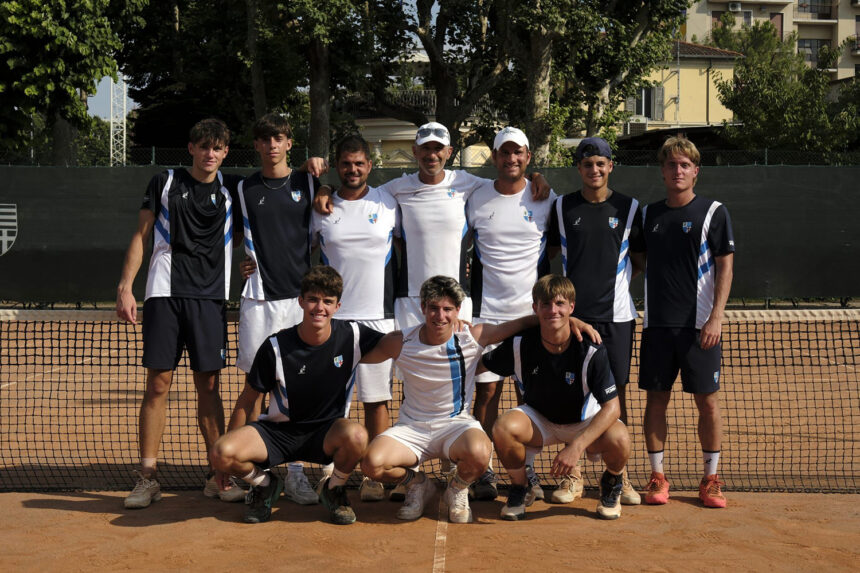La formazione maschile del Tc Milano A. Bonacossa che ha conquistato la promozione in Serie B1 - Foto Fabio Taffurelli