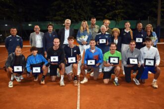 Foto di gruppo di partecipanti e istituzioni al torneo shoot out in memoria di Giacinto Facchetti, organizzato dal Tc Treviglio (foto GAME)
