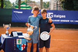 La premiazione del singolare maschile con il vincitore Enrico Sesti (a sinistra) e Ascanio Andrea Castellana - foto Luigi Leonardi