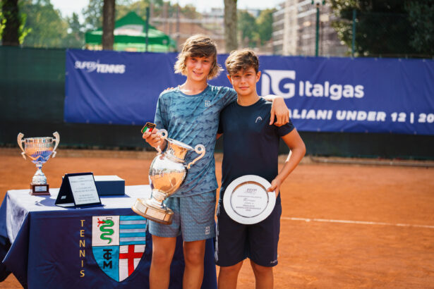 La premiazione del singolare maschile con il vincitore Enrico Sesti (a sinistra) e Ascanio Andrea Castellana - foto Luigi Leonardi