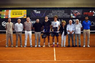 La premiazione dell'Open maschile "Time Office" del Tennis Club Bagnatica, vinta da Giovanni Fonio (foto GAME)