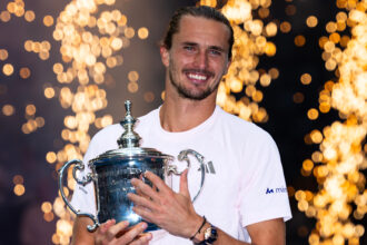 Alexander Zverev con la coppa dello US Open