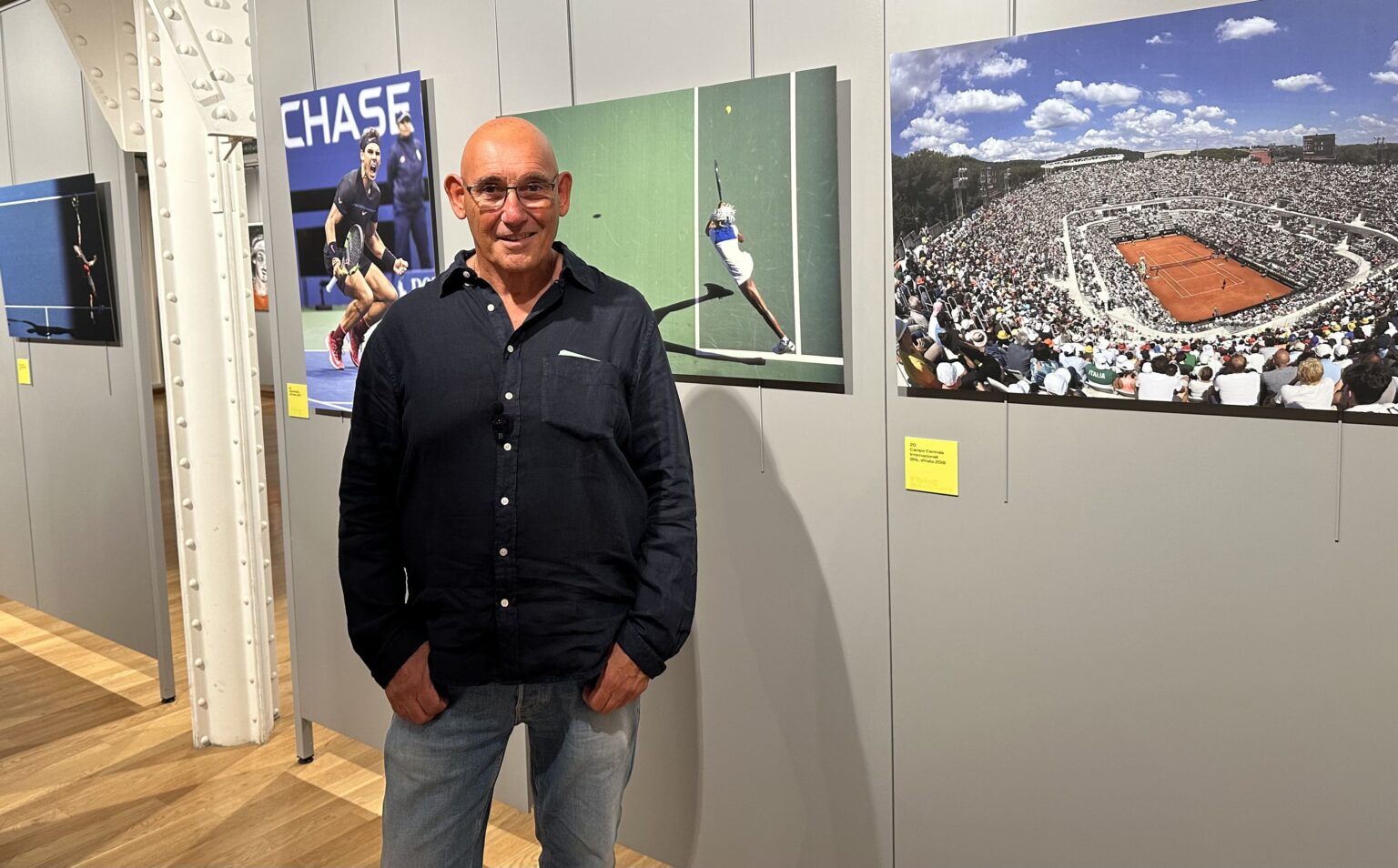 Ray Giubilo alla sua mostra 'Flying Racquets' a Trieste
