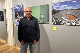Ray Giubilo alla sua mostra 'Flying Racquets' a Trieste
